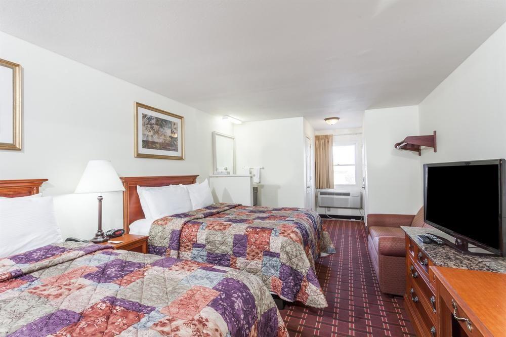 Rodeway Inn Cadiz Buitenkant foto